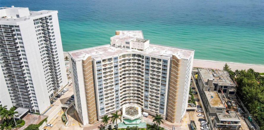 Condo in Hallandale Beach, Florida, 1 bedroom  № 2178774