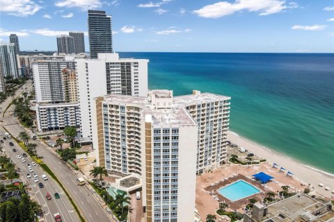 Condo in Hallandale Beach, Florida, 1 bedroom  № 2178774 - photo 27