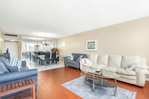 Condo in Hallandale Beach, Florida, 1 bedroom  № 2178774 - photo 9