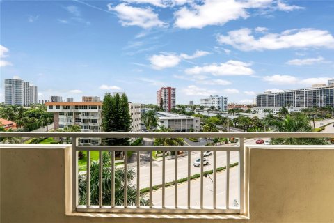 Condo in Hallandale Beach, Florida, 1 bedroom  № 2178774 - photo 15