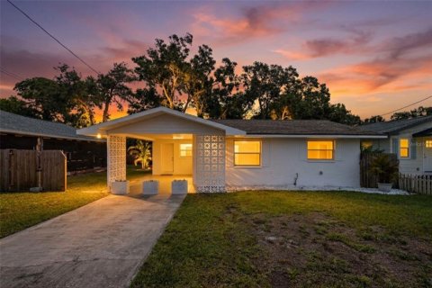 House in Clearwater, Florida 3 bedrooms, 111.39 sq.m. № 2199997