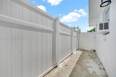 Villa ou maison à louer à Fort Lauderdale, Floride: 45.52 m2 № 2286382 - photo 17