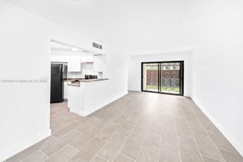 Condo in Miami, Florida, 2 bedrooms  № 1964227 - photo 8