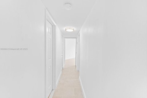 Condo in Miami, Florida, 2 bedrooms  № 1964227 - photo 11