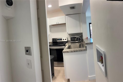 Condo in Miami, Florida, 2 bedrooms  № 1964227 - photo 27