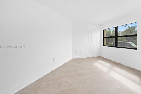 Condo in Miami, Florida, 2 bedrooms  № 1964227 - photo 12