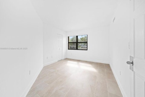 Condo in Miami, Florida, 2 bedrooms  № 1964227 - photo 13