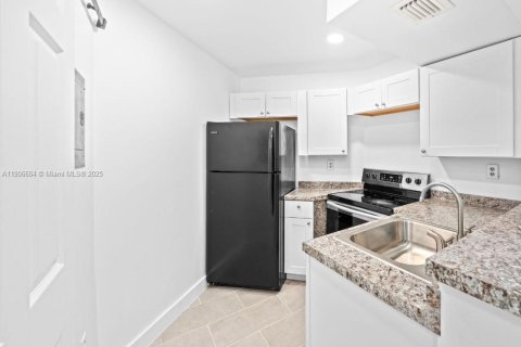 Condo in Miami, Florida, 2 bedrooms  № 1964227 - photo 9