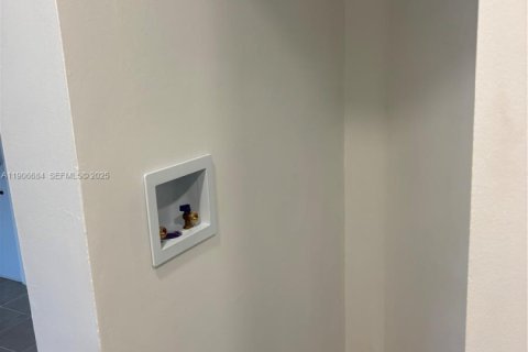 Condo in Miami, Florida, 2 bedrooms  № 1964227 - photo 24