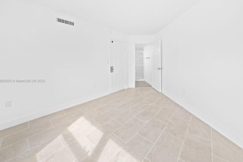 Condo in Miami, Florida, 2 bedrooms  № 1964227 - photo 15