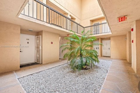 Condo in Miami, Florida, 2 bedrooms  № 1964227 - photo 19