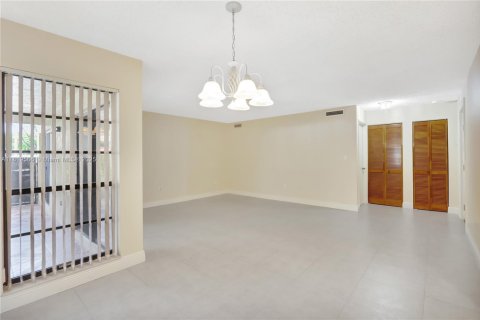 Condo in Miami, Florida, 2 bedrooms  № 1781624 - photo 2