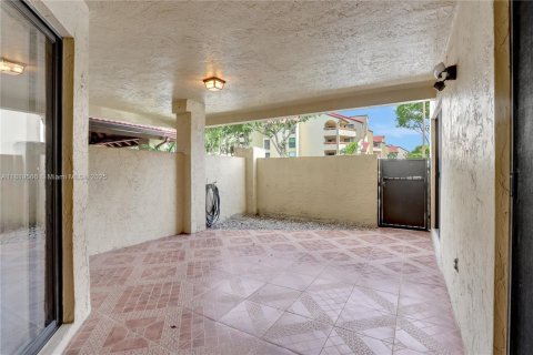 Condo in Miami, Florida, 2 bedrooms  № 1781624 - photo 14