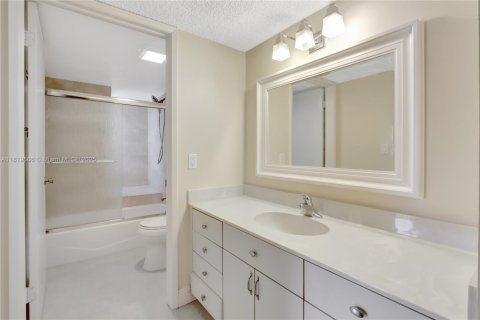 Condo in Miami, Florida, 2 bedrooms  № 1781624 - photo 7