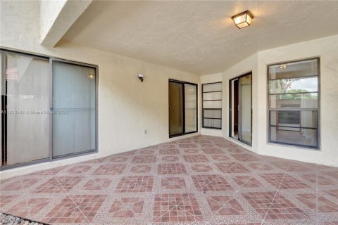 Condo in Miami, Florida, 2 bedrooms  № 1781624 - photo 15