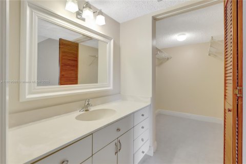 Condo in Miami, Florida, 2 bedrooms  № 1781624 - photo 8