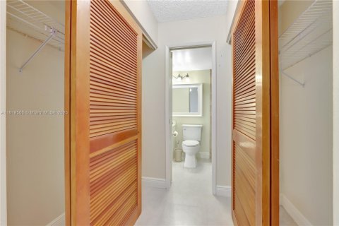 Condo in Miami, Florida, 2 bedrooms  № 1781624 - photo 11