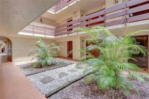 Condo in Miami, Florida, 2 bedrooms  № 1781624 - photo 17