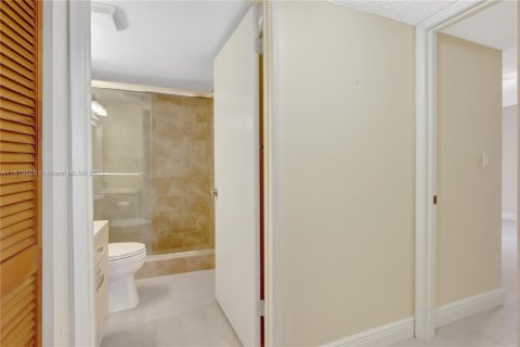 Condo in Miami, Florida, 2 bedrooms  № 1781624 - photo 12