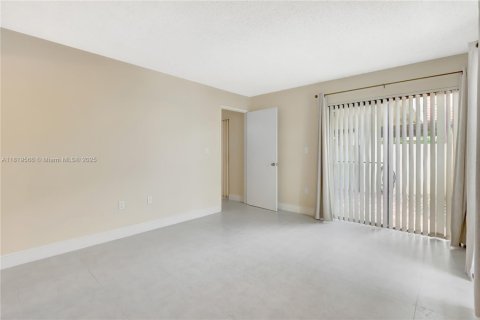 Condo in Miami, Florida, 2 bedrooms  № 1781624 - photo 9