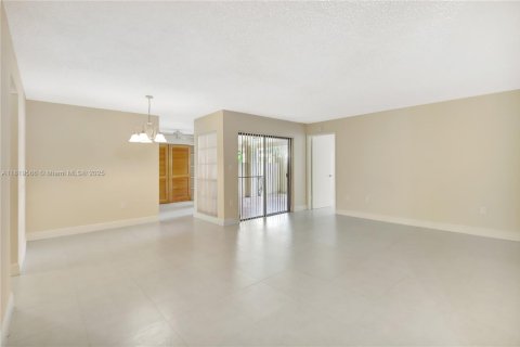 Condo in Miami, Florida, 2 bedrooms  № 1781624 - photo 1