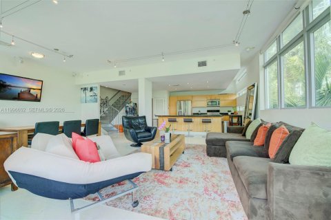 Снять в аренду таунхаус в Майами-Бич, Флорида 2 спальни, 124.95м2, № 2058995 - фото 2