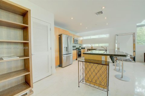 Снять в аренду таунхаус в Майами-Бич, Флорида 2 спальни, 124.95м2, № 2058995 - фото 8