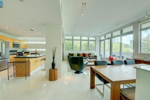 Снять в аренду таунхаус в Майами-Бич, Флорида 2 спальни, 124.95м2, № 2058995 - фото 1