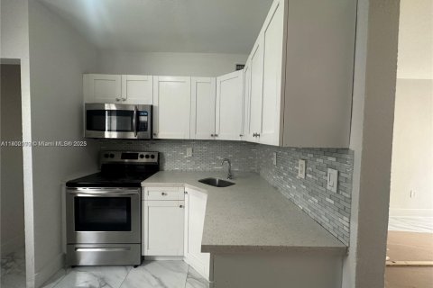 Commercial property in Miami, Florida 128.02 sq.m. № 1957564 - photo 11