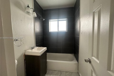 Commercial property in Miami, Florida 128.02 sq.m. № 1957564 - photo 16