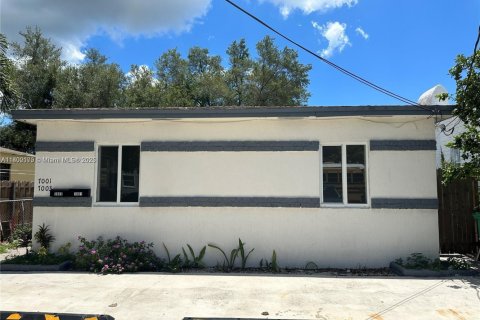 Commercial property in Miami, Florida 128.02 sq.m. № 1957564 - photo 1