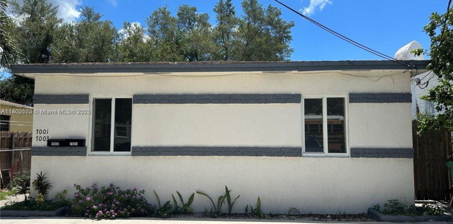 Commercial property in Miami, Florida 128.02 sq.m. № 1957564