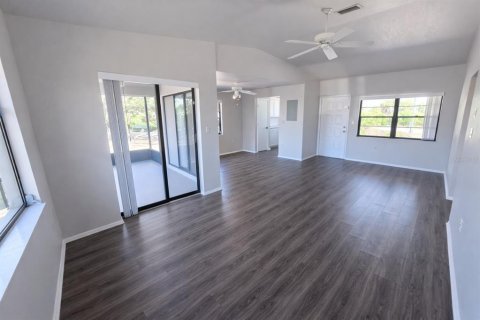 Propiedad comercial en venta en Punta Gorda, Florida, 4 dormitorios, 186.18 m2 № 2102774 - foto 25