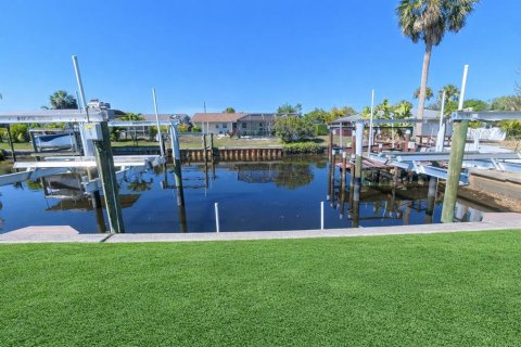 Propiedad comercial en venta en Punta Gorda, Florida, 4 dormitorios, 186.18 m2 № 2102774 - foto 3