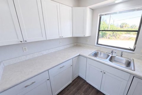 Propiedad comercial en venta en Punta Gorda, Florida, 4 dormitorios, 186.18 m2 № 2102774 - foto 28