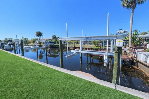 Propiedad comercial en venta en Punta Gorda, Florida, 4 dormitorios, 186.18 m2 № 2102774 - foto 2