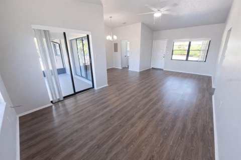 Propiedad comercial en venta en Punta Gorda, Florida, 4 dormitorios, 186.18 m2 № 2102774 - foto 10