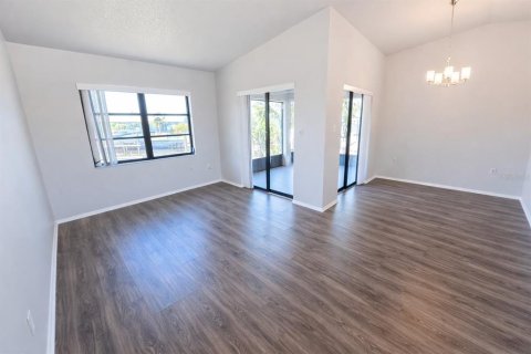 Propiedad comercial en venta en Punta Gorda, Florida, 4 dormitorios, 186.18 m2 № 2102774 - foto 8