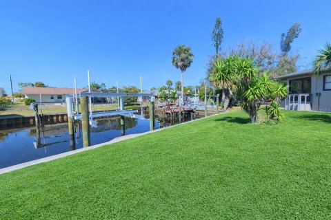 Propiedad comercial en venta en Punta Gorda, Florida, 4 dormitorios, 186.18 m2 № 2102774 - foto 4