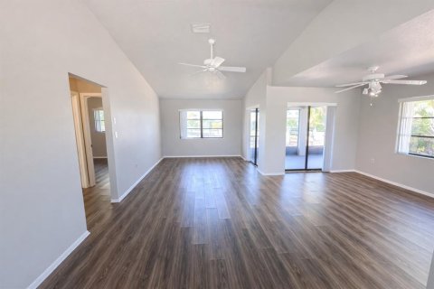 Propiedad comercial en venta en Punta Gorda, Florida, 4 dormitorios, 186.18 m2 № 2102774 - foto 23