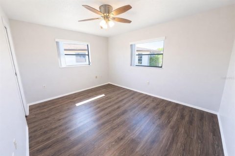 Propiedad comercial en venta en Punta Gorda, Florida, 4 dormitorios, 186.18 m2 № 2102774 - foto 14