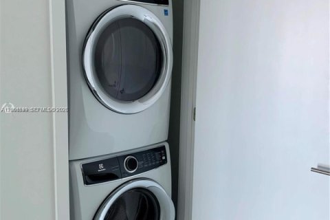 Condo in Miami, Florida  № 2068816 - photo 12