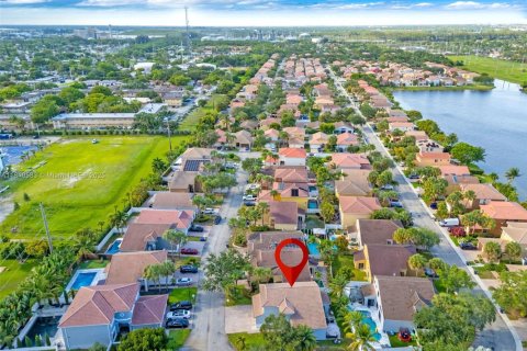 House in Hollywood, Florida 4 bedrooms, 199.74 sq.m. № 1766427 - photo 29