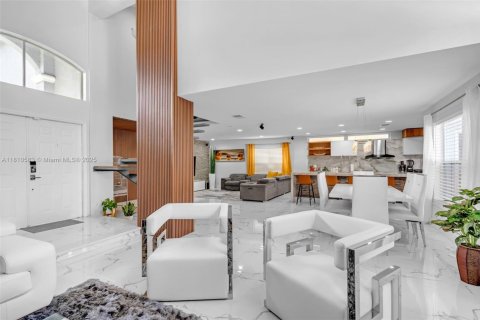 House in Hollywood, Florida 4 bedrooms, 199.74 sq.m. № 1766427 - photo 6
