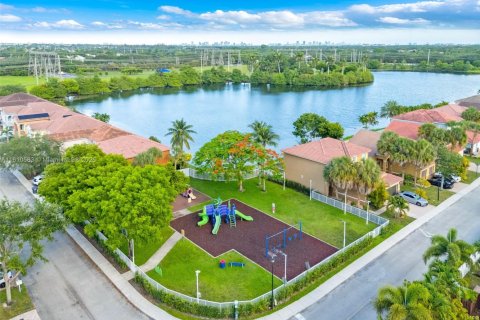 House in Hollywood, Florida 4 bedrooms, 199.74 sq.m. № 1766427 - photo 28