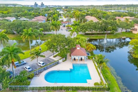 House in Hollywood, Florida 4 bedrooms, 199.74 sq.m. № 1766427 - photo 27