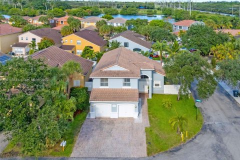 House in Hollywood, Florida 4 bedrooms, 199.74 sq.m. № 1766427 - photo 1