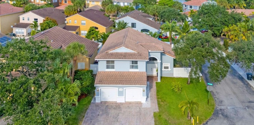 House in Hollywood, Florida 4 bedrooms, 199.74 sq.m. № 1766427