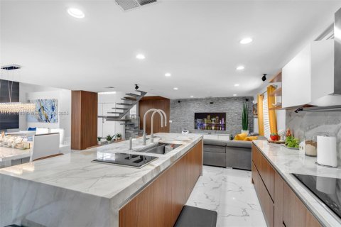 House in Hollywood, Florida 4 bedrooms, 199.74 sq.m. № 1766427 - photo 14