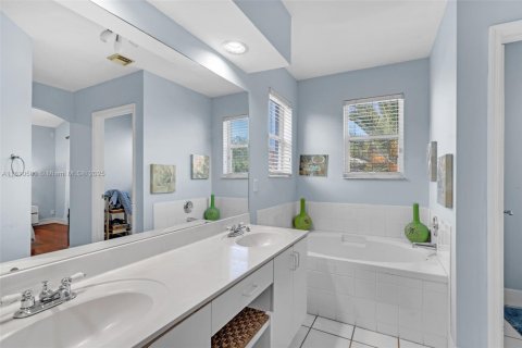 House in Hollywood, Florida 4 bedrooms, 199.74 sq.m. № 1766427 - photo 22
